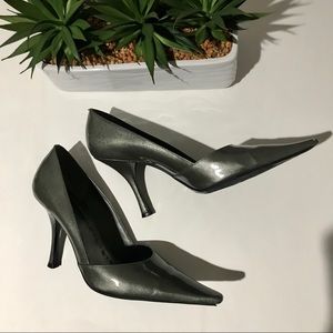 BCBG pointed pump